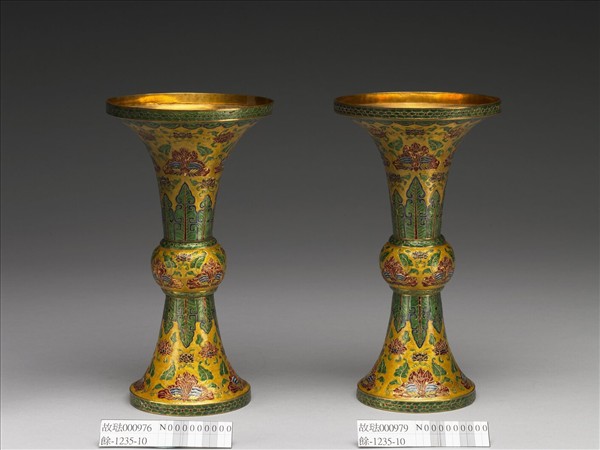 金胎內填琺瑯番蓮紋觚（五供）