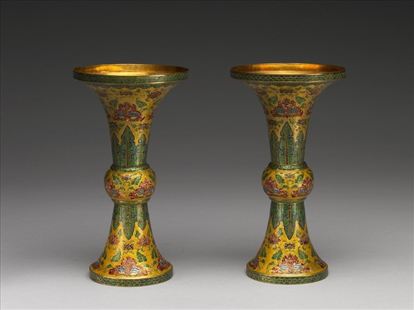 金胎內填琺瑯番蓮紋觚（五供）