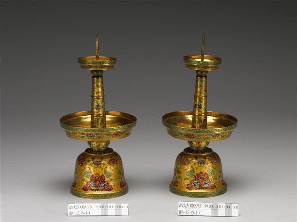 金胎內填琺瑯番蓮紋燭台（五供）