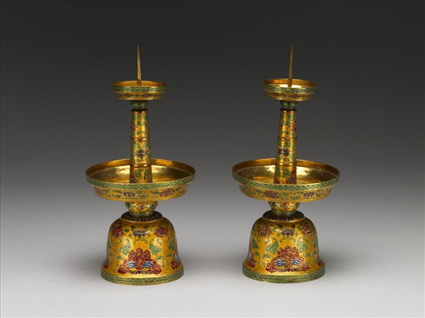 金胎內填琺瑯番蓮紋燭台（五供）