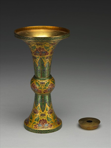 金胎內填琺瑯番蓮紋觚（五供）