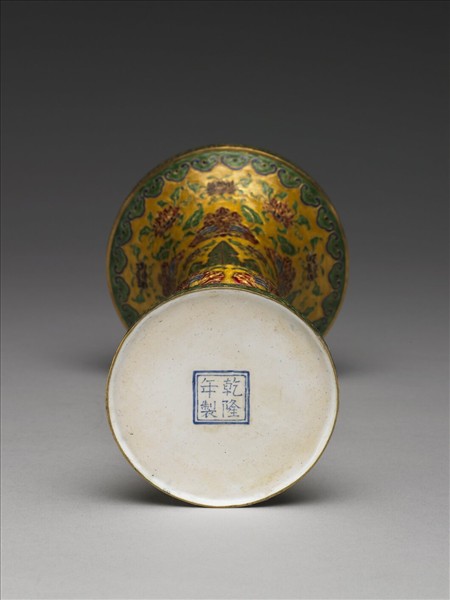 金胎內填琺瑯番蓮紋觚（五供）