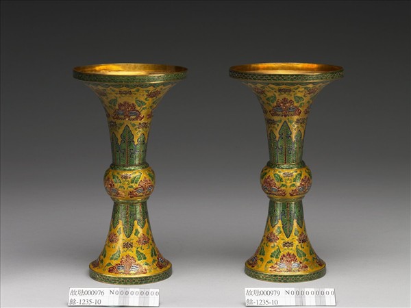 金胎內填琺瑯番蓮紋觚（五供）