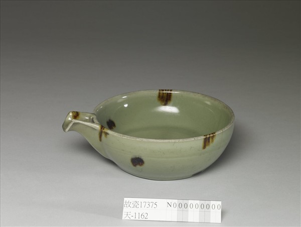 龍泉窯 青瓷褐斑匜式盂