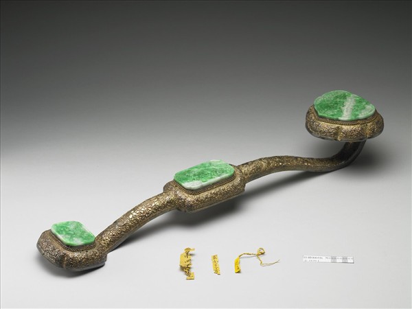 鍍金鐫刻花鳥鑲三翠銀如意