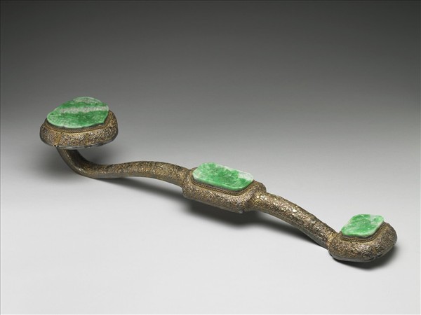 鍍金鐫刻花鳥鑲三翠銀如意