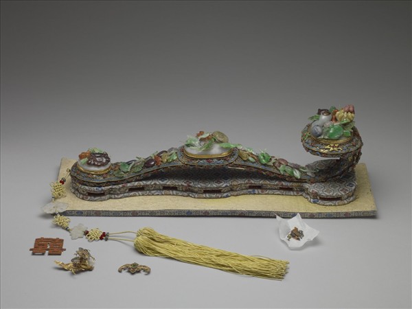 嵌寶石銀鑲金木胎如意