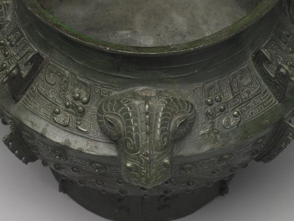 鉤連乳丁紋羊首罍