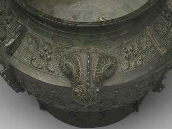 鉤連乳丁紋羊首罍