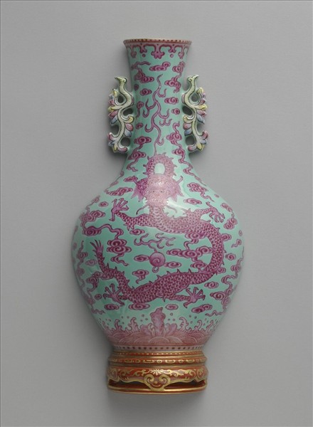 粉彩天藍紅海水龍紋雙耳轎瓶