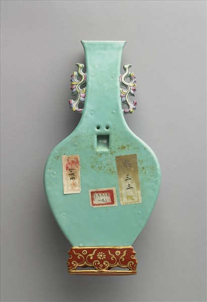 粉彩天藍紅海水龍紋雙耳轎瓶