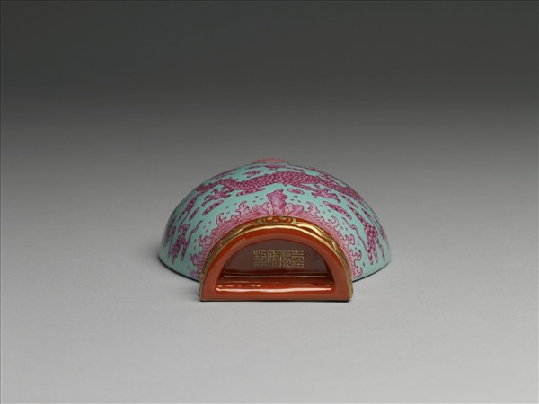 粉彩天藍紅海水龍紋雙耳轎瓶