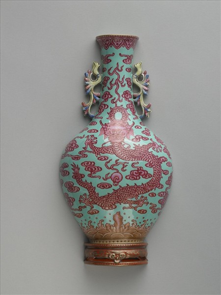 粉彩天藍紅海水龍紋雙耳轎瓶