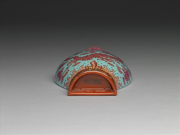 粉彩天藍紅海水龍紋雙耳轎瓶