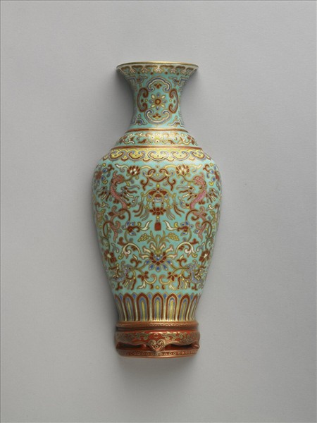 粉彩天藍描金螭龍番蓮紋轎瓶