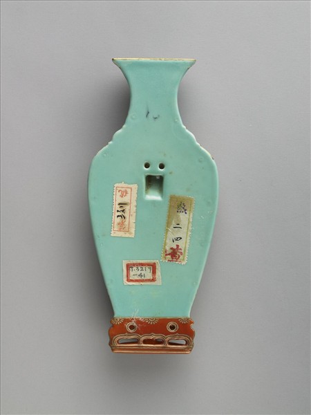 粉彩天藍描金螭龍番蓮紋轎瓶