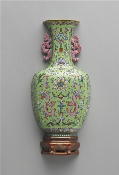 粉彩綠地雙螭龍捧蓮雙耳轎瓶