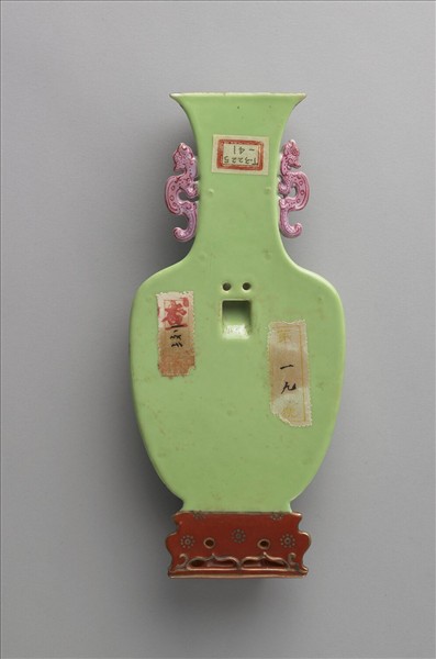 粉彩綠地雙螭龍捧蓮雙耳轎瓶
