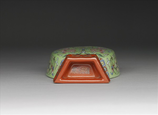 粉彩綠地雙螭龍捧蓮雙耳轎瓶