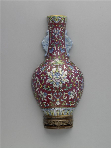 紅地洋彩番蓮紋雙輻耳轎瓶