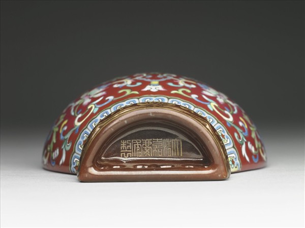 紅地洋彩番蓮紋雙輻耳轎瓶