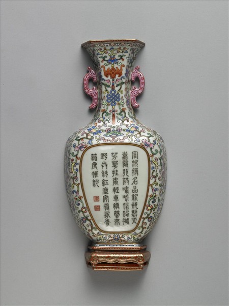 粉彩蝙蝠銜磬詩意雙螭耳轎瓶