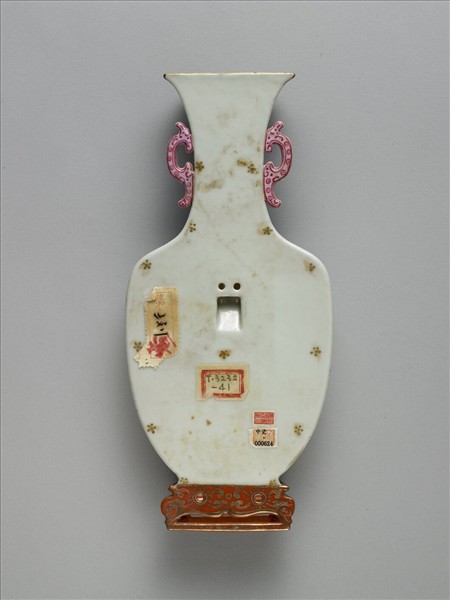 粉彩蝙蝠銜磬詩意雙螭耳轎瓶