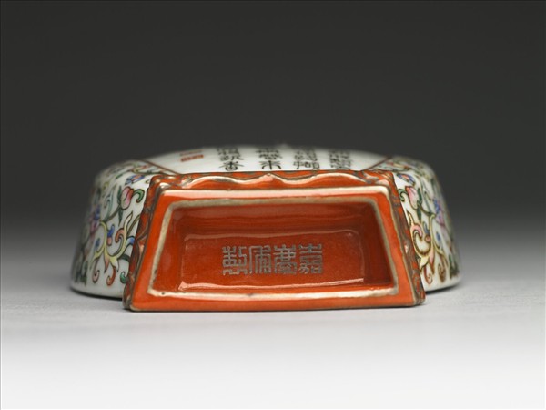 粉彩蝙蝠銜磬詩意雙螭耳轎瓶