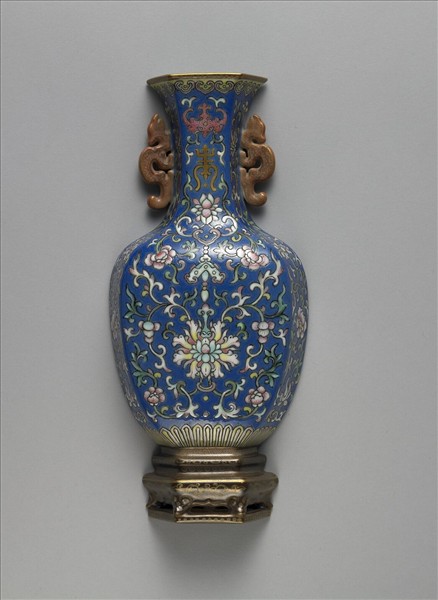 洋彩藍地番蓮蝙蝠銜壽紋雙耳轎瓶