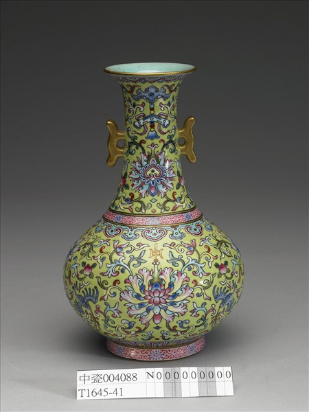 粉彩綠地番蓮紋雙戟耳瓶