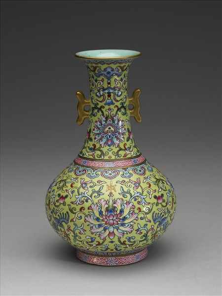 粉彩綠地番蓮紋雙戟耳瓶