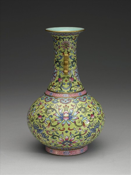 粉彩綠地番蓮紋雙戟耳瓶