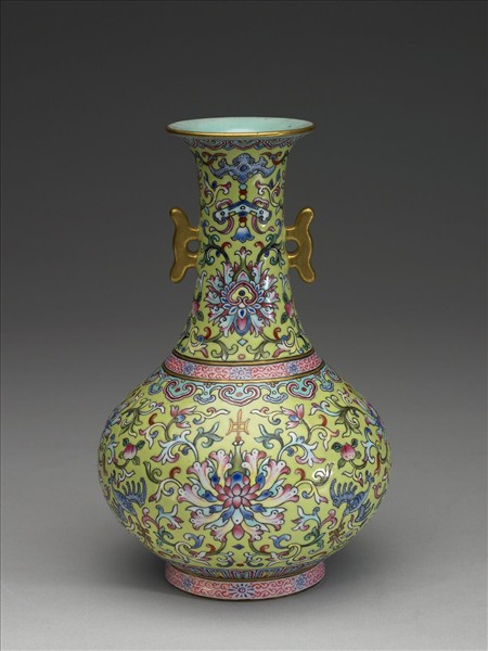 粉彩綠地番蓮紋雙戟耳瓶