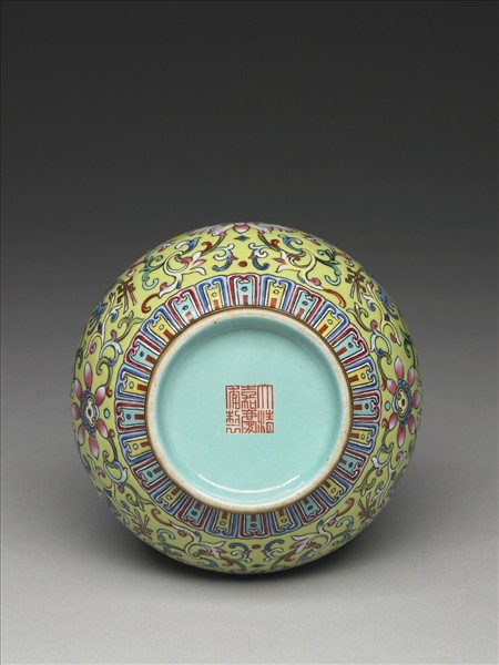 粉彩綠地番蓮紋雙戟耳瓶