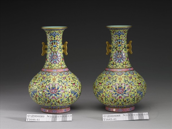 粉彩綠地番蓮紋雙戟耳瓶