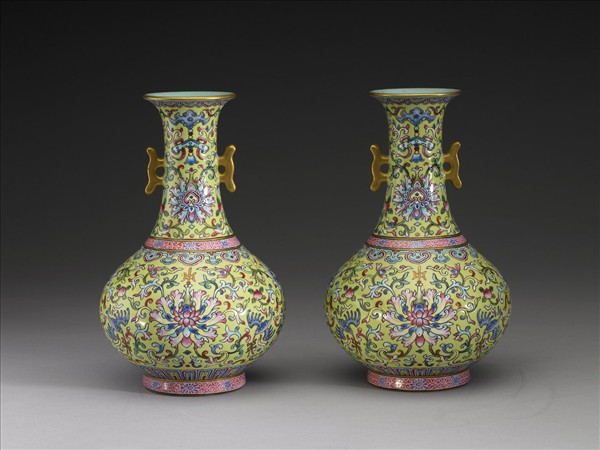 粉彩綠地番蓮紋雙戟耳瓶