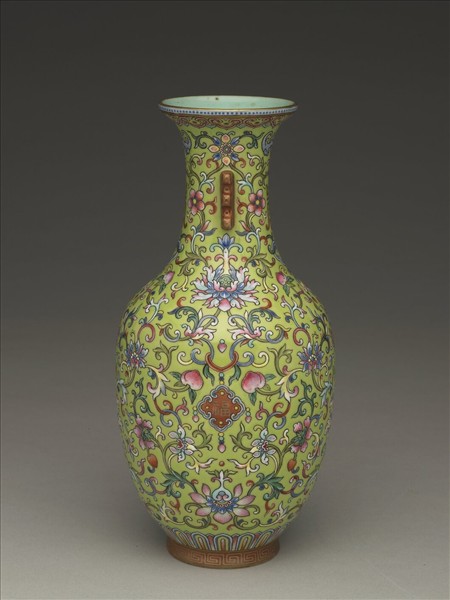 粉彩綠地番蓮紋雙耳瓶