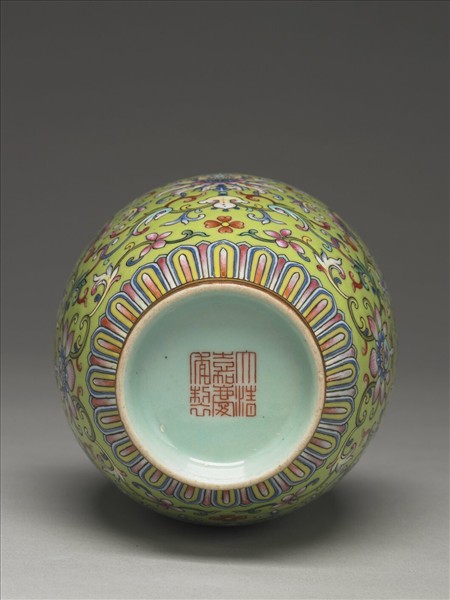 粉彩綠地番蓮紋雙耳瓶