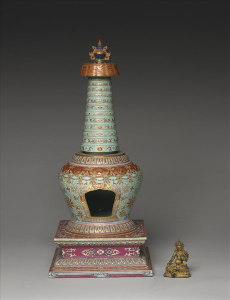 粉彩綠地花卉紋塔形龕