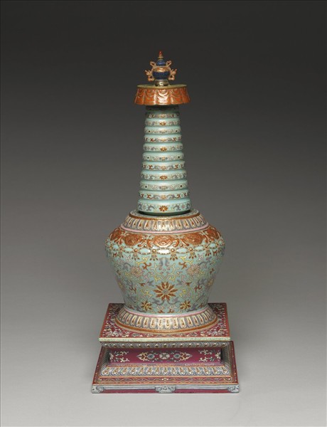 粉彩綠地花卉紋塔形龕