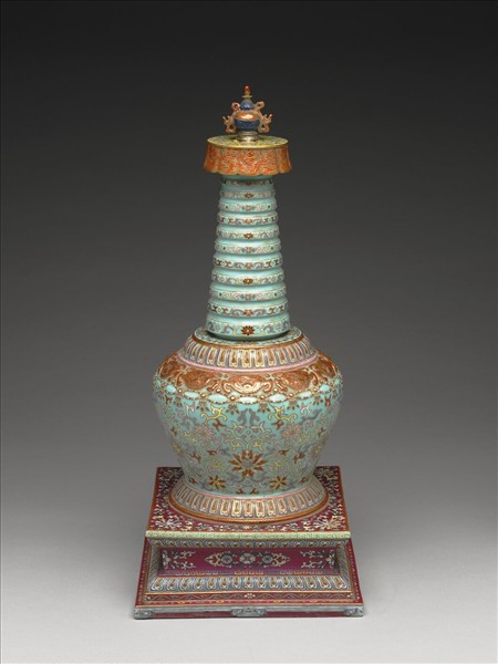 粉彩綠地花卉紋塔形龕