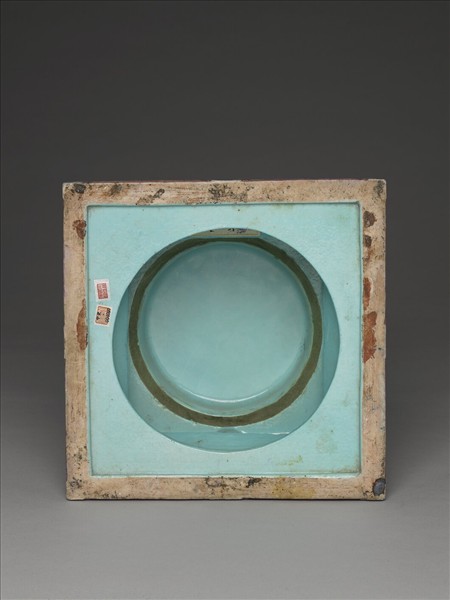 粉彩綠地花卉紋塔形龕