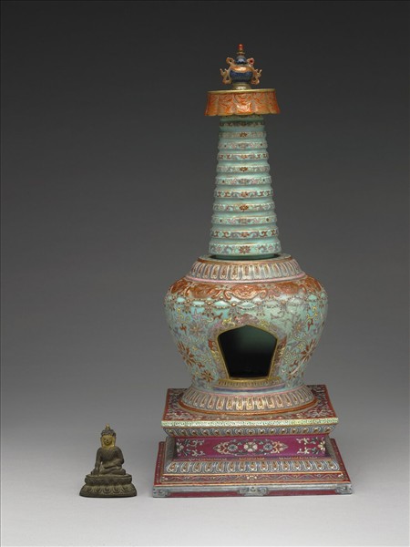 粉彩綠地花卉紋塔形龕