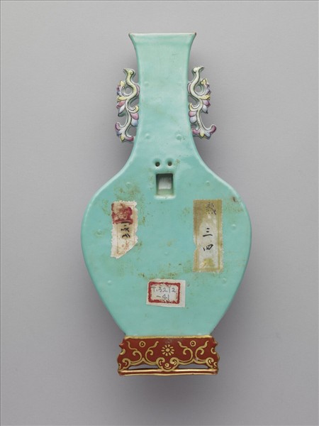 粉彩天藍紅海水龍紋雙耳轎瓶