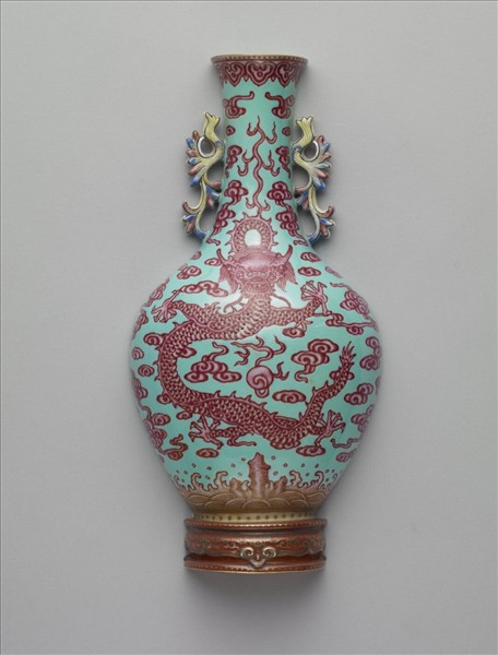 粉彩天藍紅海水龍紋雙耳轎瓶