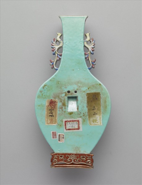 粉彩天藍紅海水龍紋雙耳轎瓶