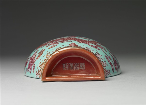 粉彩天藍紅海水龍紋雙耳轎瓶