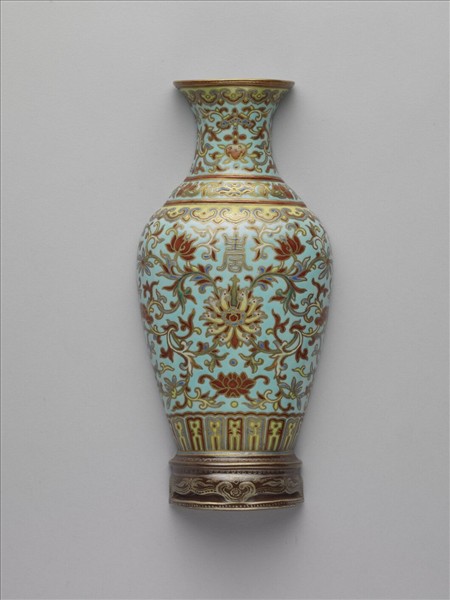 洋彩松石綠地描金番蓮紋轎瓶