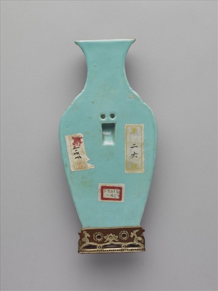 洋彩松石綠地描金番蓮紋轎瓶