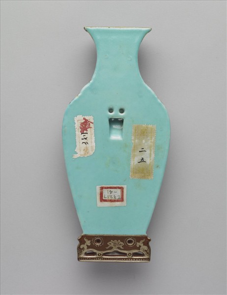 洋彩松石綠地描金番蓮紋轎瓶